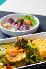 The thickness is a corn and meat stew typical of Peruvian cuisine, accompanied by mackerel ceviche.
