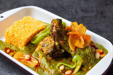 The thickness is a corn and meat stew typical of Peruvian cuisine, accompanied by mackerel ceviche.
