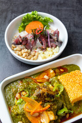 The thickness is a corn and meat stew typical of Peruvian cuisine, accompanied by mackerel ceviche.
