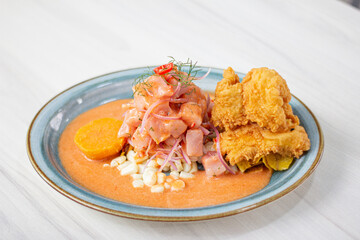 Peruvian eviction, very spicy accompanied by corn, sweet potato and pork rinds with peas.
