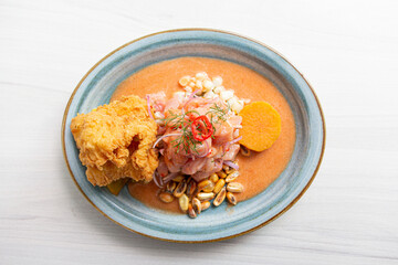 Peruvian eviction, very spicy accompanied by corn, sweet potato and pork rinds with peas.
