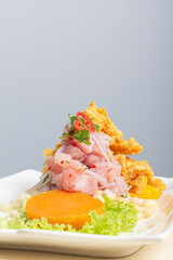 A spicy eviction accompanied by corn cakes and spicy juice.
