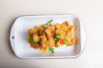 Fried fish accompanied by creams
