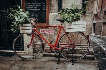 Rotes Vintage Fahrrad in den Gassen der Altstadt von Tropea, Kalabrien, Italien