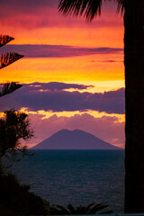 Der Vulkan Stromboli von Tropea aus gesehen bei Sonnenuntergang