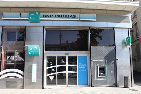 Agence bancaire BNP Paribas, vue de l'exterieur, ville de Clermont Ferrand, departement du Puy de Dome, France