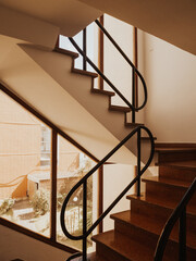 Obraz premium Detalle arquitectónico de Escaleras en interior de edificio 