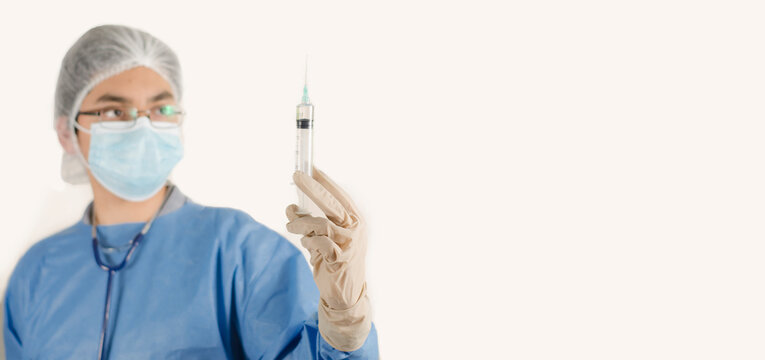 doctor o medico cirujano sosteniendo una jeringa hipod&eacute;rmica con medicina. pandemia, cura, antidoto. fondo blanco