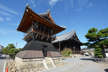 Obraz premium 要法寺 鐘楼と本堂 京都市左京区