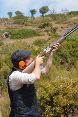 Der Jäger auf der Rothuhnjagd in Spanien 
