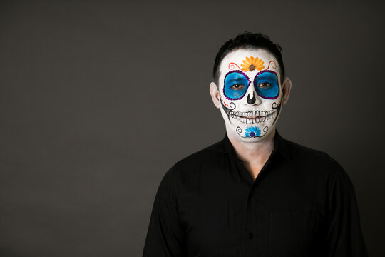hombre maquillado de catrin para el dia de muertos como tradici&oacute;n mexicana
