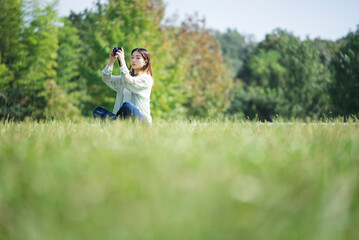 Obraz premium 公園のカメラ女子