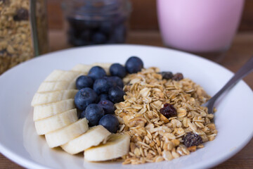 plate with muesli, blueberries and banana