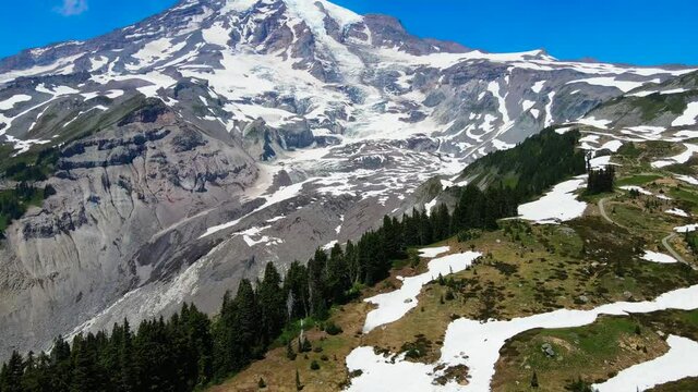 Snowy and green landscapes around Mount Rainer
