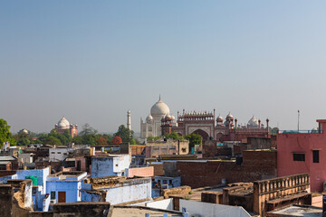 インド　アーグラの街並みと遠くに見えるタージ・マハル