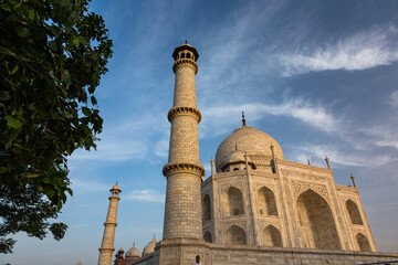 インド　アーグラのタージ・マハルの大理石で作られた墓廟とミナレット