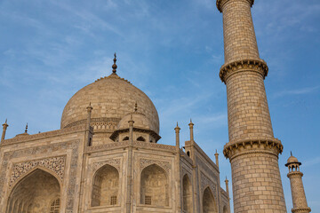 Obraz premium インド アーグラのタージ・マハルの大理石で作られた墓廟とミナレット