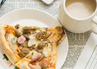 カットしたピザとミルクコーヒー