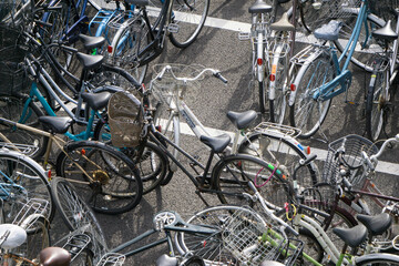 駐輪場　散乱する自転車 - obrazy, fototapety, plakaty