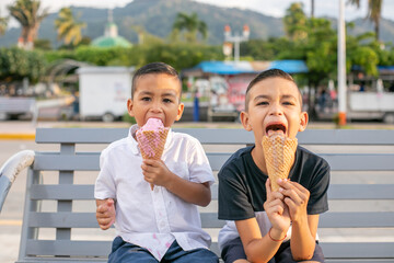 Adorable niño con delicioso helado