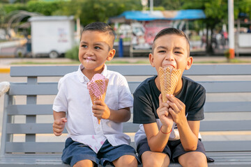 Adorable niño con delicioso helado