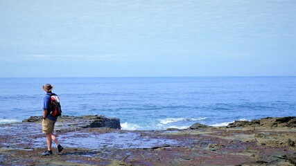 Fototapeta na wymiar view of the ocean from rocks