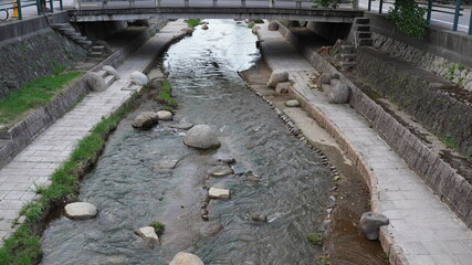 山陰地方にある島根県松江市の玉造温泉の川の風景