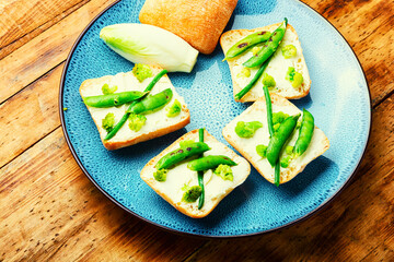 Bruschetta with vegetables