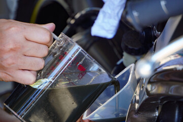 オートバイのエンジンオイル交換（注入作業）