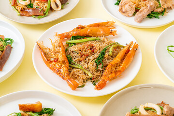 Stir-fried rice vermicelli and water mimosa with river prawns