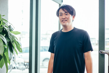 スポーツジムに来た男性
