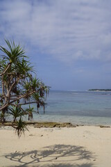 インドネシア・ギリメノ島 淡いブルーの海と砂浜
