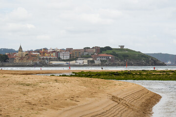 Fototapeta na wymiar San lorenzo beach in Gijón, with Cimadevilla in the background