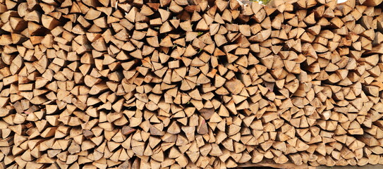 viel gespaltenes Holz als Brennholz