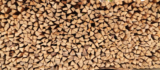 Wandaufkleber viel gespaltenes Holz als Brennholz © maho