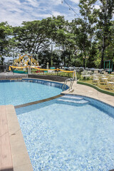 Photo of the swimming pool, and seen from a distance the chairs for the wedding venue