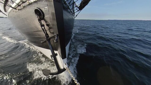 Altes Segelschiff mit Bugwelle und Anker im Sommer - Vorderansicht