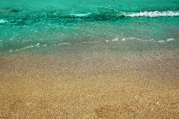 Obraz premium Blue sea wave on a pebble beach.