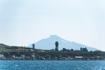 Fototapeta na wymiar 船上から望むノシャップ岬と利尻山