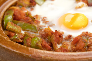 plat de Chakchouka sur une table