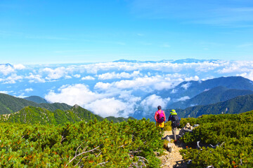 Fototapeta na wymiar 木曽駒ヶ岳から雲海を見る親子