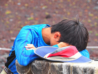 登山中に高山病で体調を崩した中学生