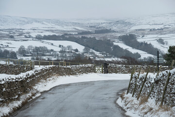 Obraz premium a road cleared of snow in the Yorkshire dales