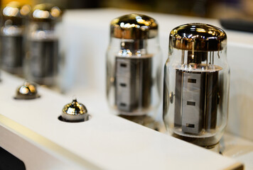 Tube amplifier for stereo background