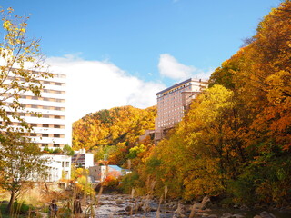 Fototapeta na wymiar 北海道の絶景 秋の定山渓温泉 紅葉風景