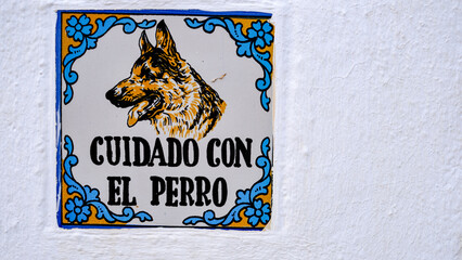 Fototapeta premium table in Spanish: beware of the dog. German Shepherd text and drawing.
