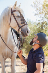 Obraz premium A crouching rider looking straight ahead at his horse