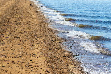 小さな波が打ち寄せる砂浜