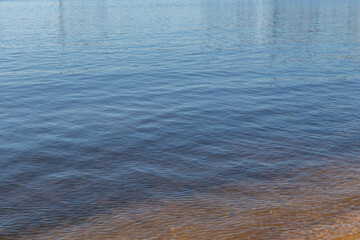 穏やかに揺れる青い海面