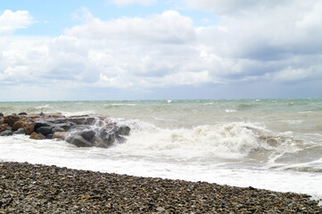 Fototapeta na wymiar High waves beat against the rocks on the Black Sea